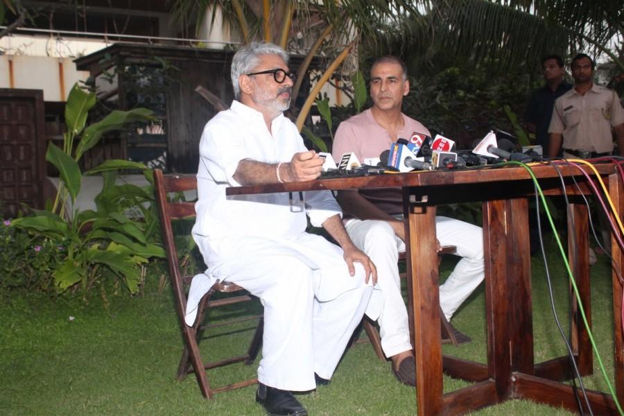 "Akshay's entire team is with him on this decision," his co-producer Prernaa Arora of Kriarj Films said. "What Akshay Sir did on Friday evening is unheard of. Just a week before our film's release, without any prior intimation, Sanjay Leela Bhansali, a legend in his own right, came to Akshay requesting that we postpone 'Pad Man'," she said. Akshay Kumar,Sanjay Leela Bhansali,Padman vs Padmaavat,Padman,Padmaavat,Padmaavat release