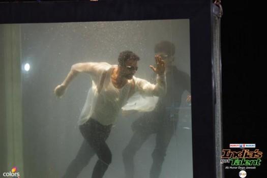 India's Got Talent: Akshay Kumar Performs Stunt