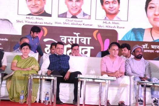 (L-R) Hon. Dr. Bharati Lavekar, MLA - Versova Constituency, Shri. Devendra Fadnavis, Chief Minister, Maharashtra, Actor Akshay Kumar and Dancer and choreographer Remo D’souza at Sanitary Pad Machine launch.