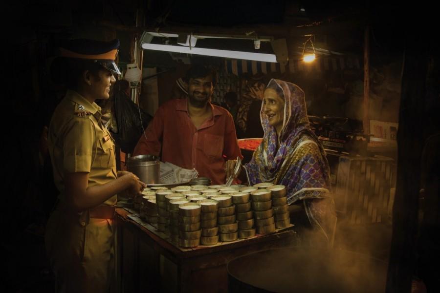 Lady Police on stall: No light is brighter than the smile on the faces of Mumbaikars and nothing more rewarding than it for us either. Amitabh Bachchan,actor Amitabh Bachchan,Mumbai Police 2018 Calendar,Mumbai Police Calendar,Amitabh Bachchan unveils Calendar,Mumbai Police