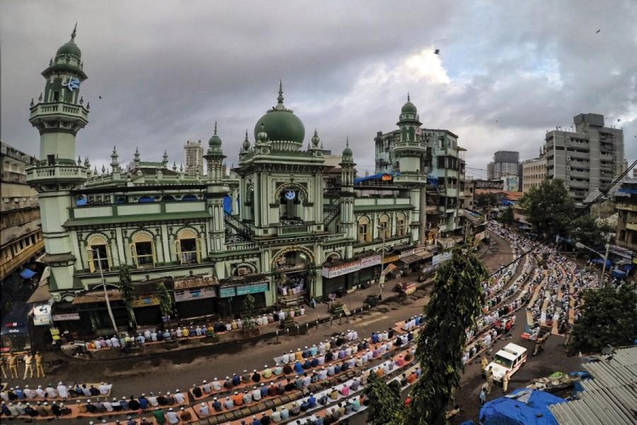 Eid at Hamidiya Masjid, Pydhonie: The beauty of Mumbai city is in its diversity and we bow our heads in honour of its integrity. Amitabh Bachchan,actor Amitabh Bachchan,Mumbai Police 2018 Calendar,Mumbai Police Calendar,Amitabh Bachchan unveils Calendar,Mumbai Police