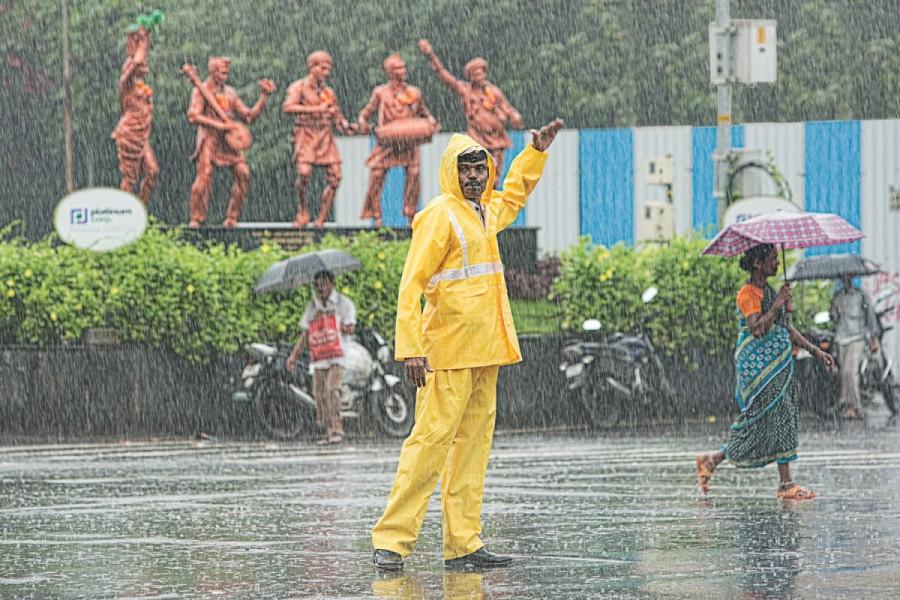 Traffic cop during pouring rains at Juhu crossing: Come rain or storm, we are there to walk along. Amitabh Bachchan,actor Amitabh Bachchan,Mumbai Police 2018 Calendar,Mumbai Police Calendar,Amitabh Bachchan unveils Calendar,Mumbai Police