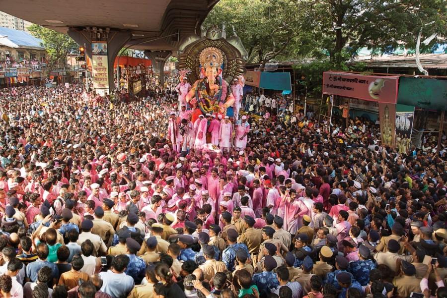 Visarajan of Lal Bagh Ka Raja: We promise to keep your faith for ‘Vighnaharta’ alive forever. Amitabh Bachchan,actor Amitabh Bachchan,Mumbai Police 2018 Calendar,Mumbai Police Calendar,Amitabh Bachchan unveils Calendar,Mumbai Police
