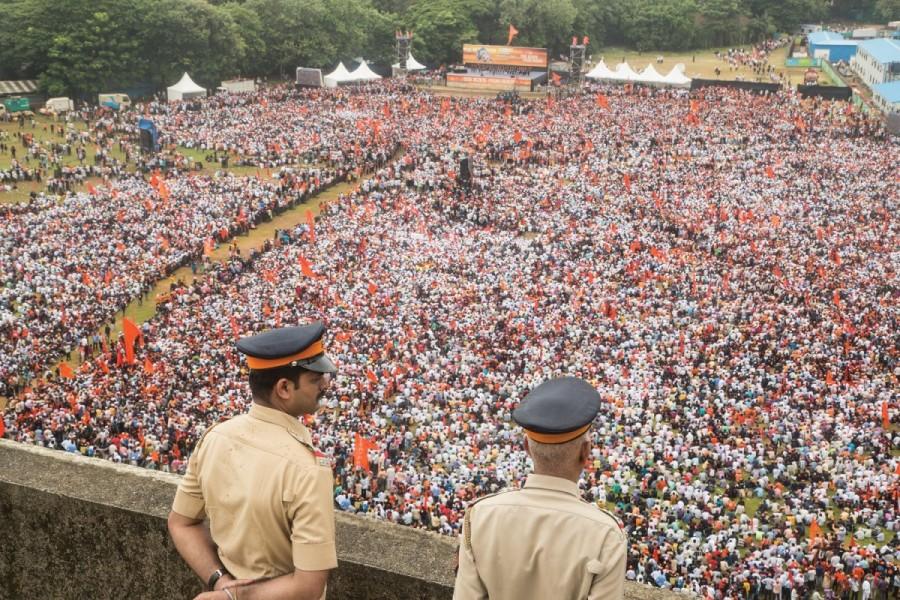 Policemen keeping vigil during Maratha Kranti Morcha rally: No matter how big the gathering, our two eyes are enough to watch over each and everyone’s security. Amitabh Bachchan,actor Amitabh Bachchan,Mumbai Police 2018 Calendar,Mumbai Police Calendar,Amitabh Bachchan unveils Calendar,Mumbai Police