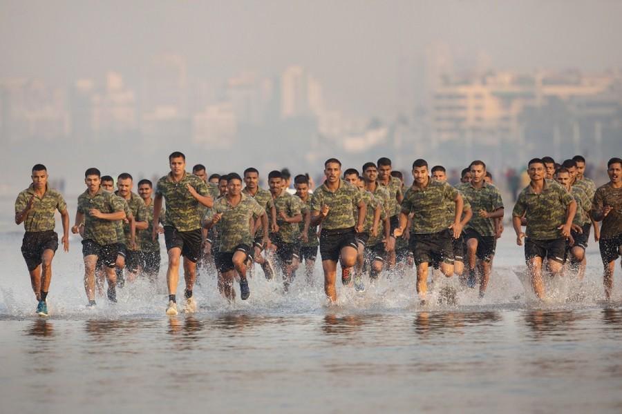 Quick Response Team training at Juhu: Training hard to meet up the challenges. Amitabh Bachchan,actor Amitabh Bachchan,Mumbai Police 2018 Calendar,Mumbai Police Calendar,Amitabh Bachchan unveils Calendar,Mumbai Police