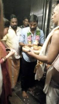 The lead pair Dhanush and Sai Pallavi are spotted at Nellaiyappar Temple, Tirunelveli. Comedian Robo Shankar also seen as Maari 2 starts rolling.
