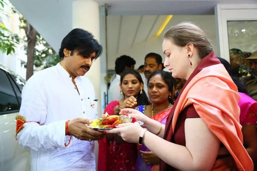 Pawan, who himself plans to contest from Andhra Pradesh, chose Kodangattu to launch his political campaign as it was here that he had a narrow escape during campaigning in the 2009 elections. The actor says that he got a new lease of life thanks to the blessings of Lord Anjaneyaswamy. Pawan Kalyan,Jana Sena party,political tour,Anjaneya Swamy temple,Pawan Kalyan political Yatra,Pawan Kalyan political tour