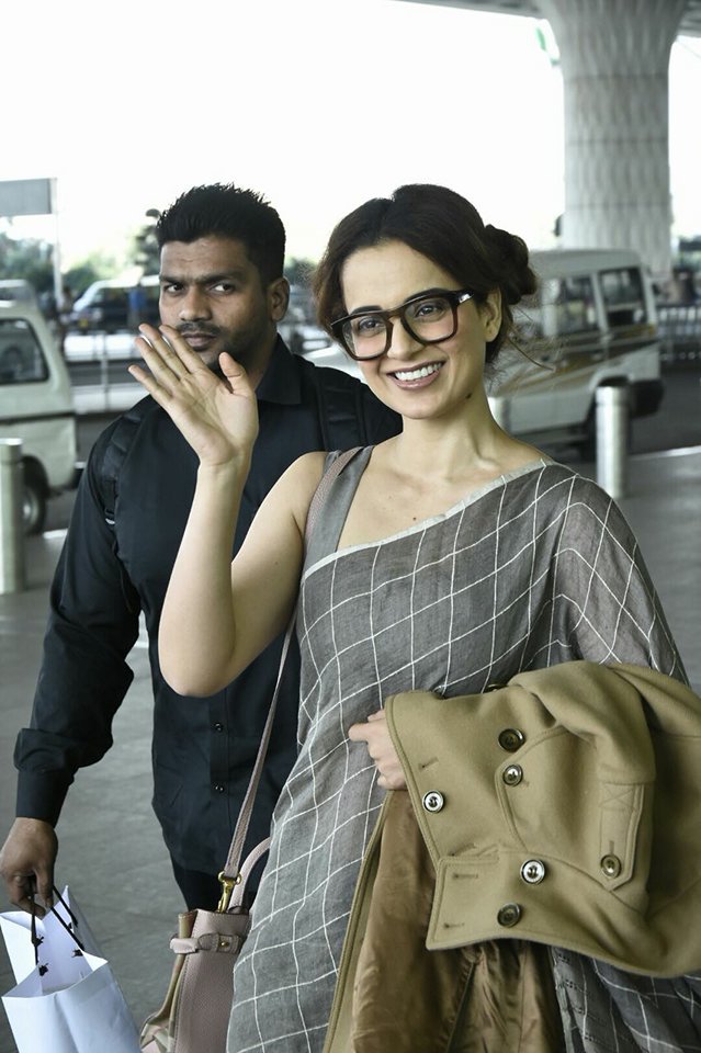 Kangana Ranaut is all smiles at the airport. Kangana Ranaut,Kangana Ranaut in Saree,Kangana Ranaut saree,hot Kangana Ranaut,Kangana Ranaut latest pics,Kangana Ranaut latest images,Kangana Ranaut latest pictures,Kangana Ranaut latest photos