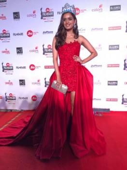 Miss world 2017 Manushi Chhillar takes red carpet by storm at Jio Filmfare Awards.