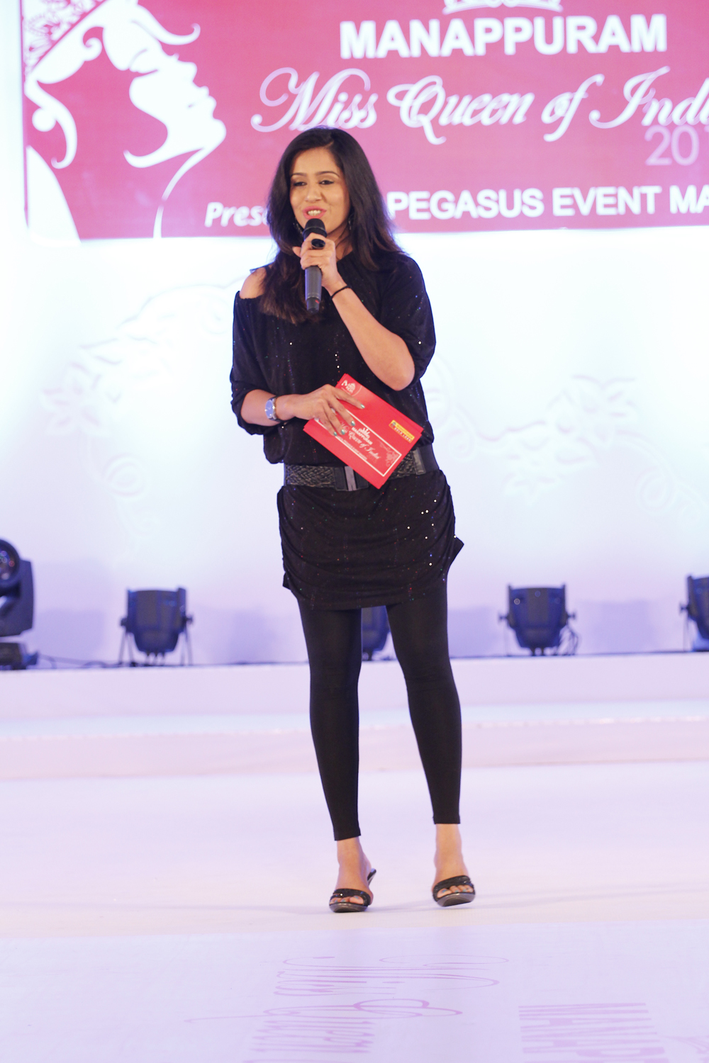 Rajini Haridas hosting Miss Queen of India 2015. Miss Queen of India,miss queen of india photos,miss queen of india winner,Miss Queen of India 2015,Miss Queen of India event photos,ranjini haridas,Kanika kapur,Aileena Catherin Amon