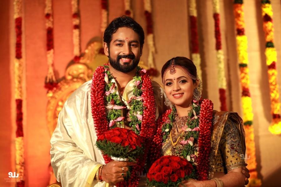 The wedding was attended by only close relatives and friends of the couple. Bhavana,Bhavana and Naveen,Bhavana wedding pics,Bhavana wedding images,Bhavana wedding stills,Bhavana wedding pictures,Bhavana marriage,Bhavana marriage pics,Bhavana marriage images