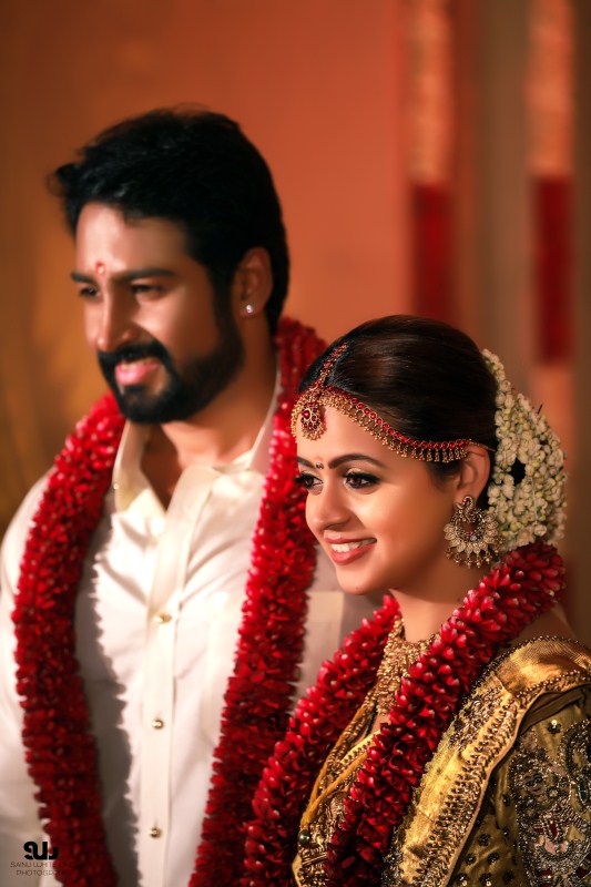 After the simple ceremony, the two drove to an auditorium where a feast was arranged. Bhavana,Bhavana and Naveen,Bhavana wedding pics,Bhavana wedding images,Bhavana wedding stills,Bhavana wedding pictures,Bhavana marriage,Bhavana marriage pics,Bhavana marriage images