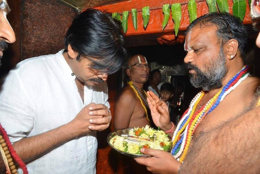 The Jana Sena party chief, who along with a large number of supporters and fans reached the town from Hyderabad, later left for Karimnagar to address party workers. Pawan Kalyan,actor Pawan Kalyan,praja yatra,Pawan Kalyan at praja yatra,Anjaneyaswamy temple,Pawan Kalyan at Anjaneyaswamy temple,Jana Sena Party