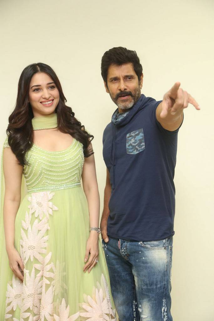 Vikram and Tamannaah pose together during Sketch press meet. Vikram,Tamannaah,Sketch press meet,Sketch,Sketch press meet pics,Sketch press meet images,Sketch press meet stills,Sketch press meet pictures,Sketch press meet photos