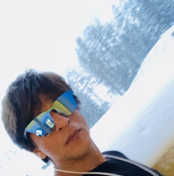 Shah Rukh Khan recreates signature pose in Davos - Photos,Images ...