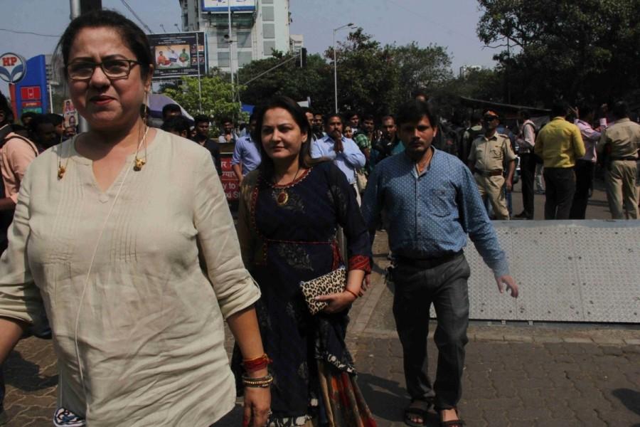 Jaya Prada visits Siddhivinayak Mandir on Jan 23, 2018. Jaya Prada,actress Jaya Prada,Siddhivinayak temple,Jaya Prada at Siddhivinayak temple,Jaya Prada latest pics,Jaya Prada latest images,Jaya Prada latest stills,Jaya Prada latest pictures,Jaya Prada latest photos