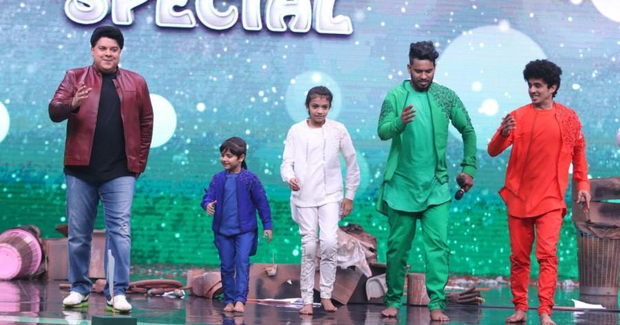 Sajid Khan does robotics with Robotic queen and Swag Queen on Super Dancer Chapter 2. Sajid Khan,Super Dancer Chapter 2,Shilpa Shetty Kundra,Shilpa Shetty,Republic Day Special episode