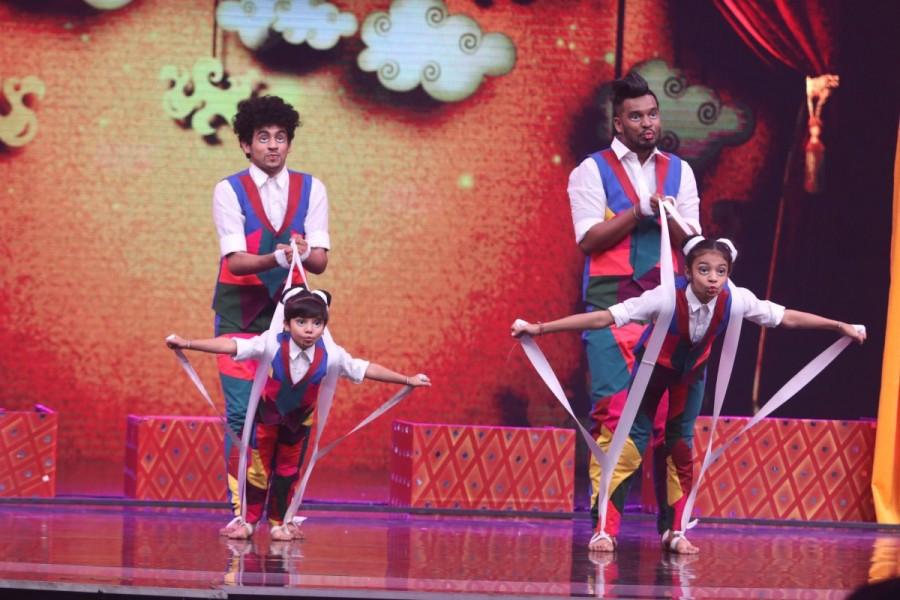 Muskan Sharma with Vaishnavi Prajapati during their fabulous performance on Super Dancer Chapter 2. Sajid Khan,Super Dancer Chapter 2,Shilpa Shetty Kundra,Shilpa Shetty,Republic Day Special episode