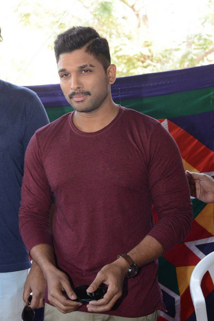 Allu Arjun poses for the cameras during Naa Peru Surya press meet. Allu Arjun,actor Allu Arjun,Naa Peru Surya,Naa Peru Surya press meet,Naa Peru Surya press meet pics,Naa Peru Surya press meet images,Naa Peru Surya press meetstills,Naa Peru Surya press meet pictures,Naa Peru Surya press meet photos