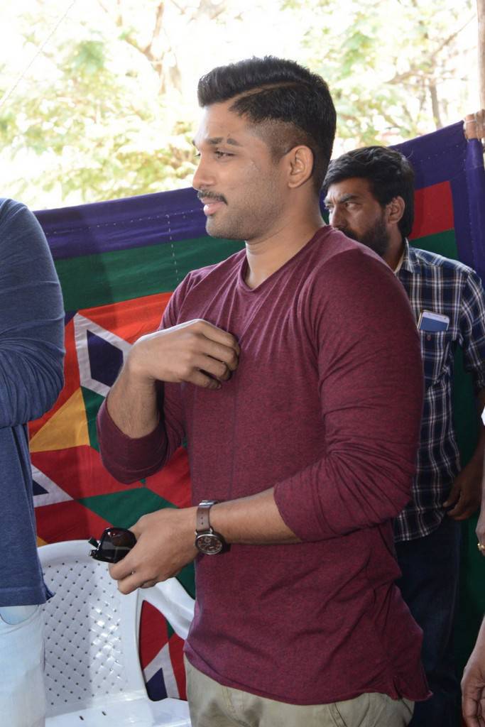 Telugu movie Naa Peru Surya press meet held at Hyderabad. Actor Allu Arjun, Bunny Vasu, Sridhar Lagadapati and Ramajogayya Sastry graced the event. Allu Arjun,actor Allu Arjun,Naa Peru Surya,Naa Peru Surya press meet,Naa Peru Surya press meet pics,Naa Peru Surya press meet images,Naa Peru Surya press meetstills,Naa Peru Surya press meet pictures,Naa Peru Surya press meet photos