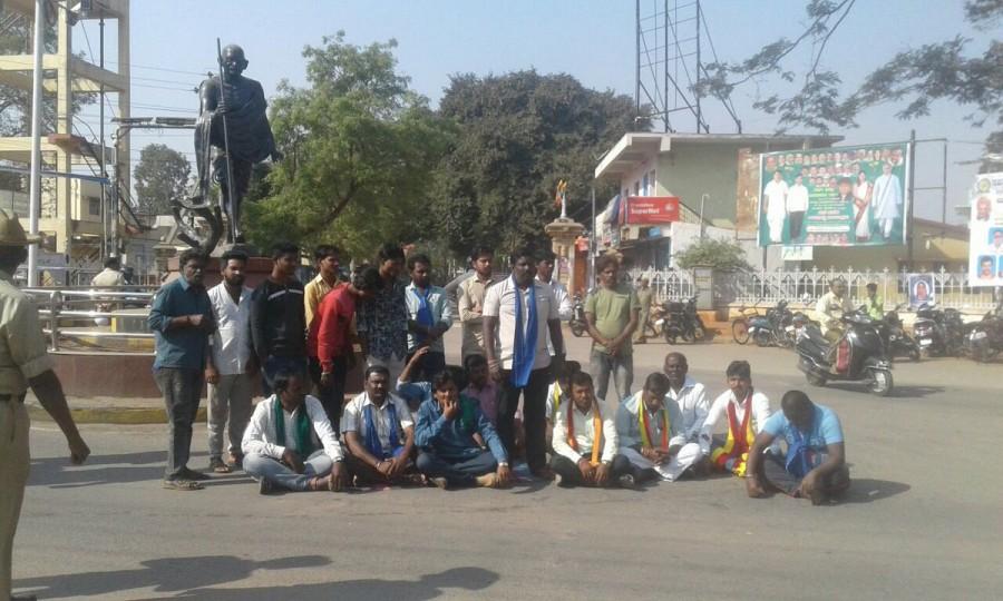 With many associations across sectors and regional outfits like Kannada Chalavali Vatal Paksha led by Vatal Nagraj extending support to the shut down, normal life is likely to be affected in cities and towns across the state. Bandh,Karnataka,Karnataka bandh,Karnataka bandh today,Karnataka bandh LIVE updates,karnataka,Mahadayi river dispute,Karnataka protests,karnataka bandh live,Karnataka government,congress,BJP,AMit Shah,Amit Shah rally
