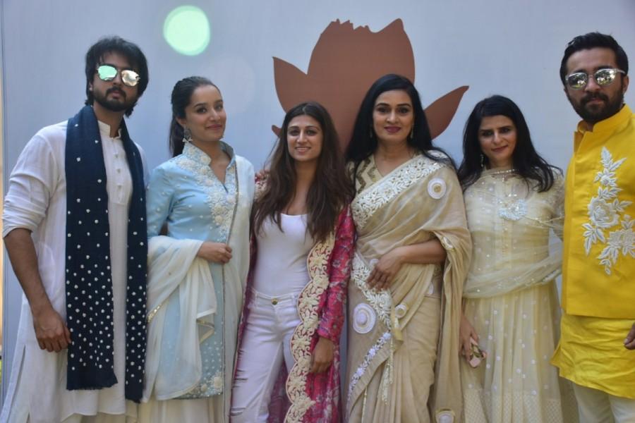 Sonam Kapoor graced the event in the afternoon today. Padmini and Sita Took the actress through their collection in the boutique wherein Sonam couldn’t decide which outfit outdid the other as all the Sardosi sarees and shawls were beautifully displayed! Shraddha Kapoor,Sonam Kapoor,Padmini Kolhapure,Padmini Kolhapure's PadmaSitaa
