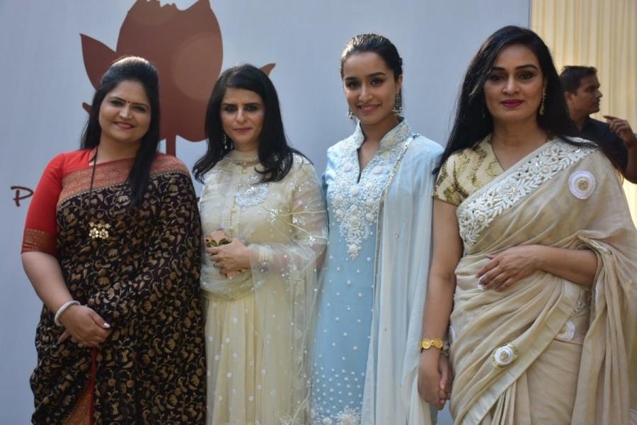 Padmini even gifted one saree and Shawl to actress Sonam which she loved the most out of the collection! Shraddha Kapoor,Sonam Kapoor,Padmini Kolhapure,Padmini Kolhapure's PadmaSitaa