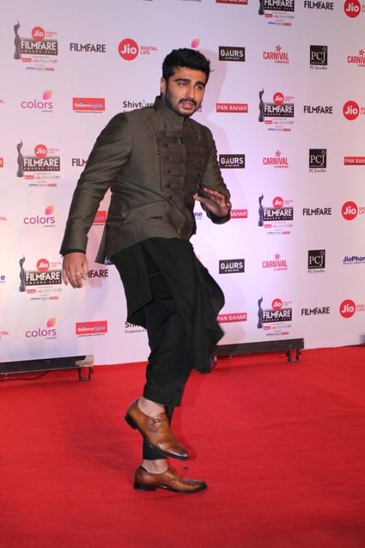Arjun Kapoor poses for the cameras at 63rd Jio Filmfare Awards 2018 in Mumbai. Akshay Kumar,Alia Bhatt,Arjun Kapoor,Kajol,Diana Penty,63rd Jio Filmfare Awards 2018,Jio Filmfare Awards 2018,Jio Filmfare Awards,Jio Filmfare Awards pics,Jio Filmfare Awards images,Jio Filmfare Awards stills,Jio Filmfare Awards pictures,Jio Filmfare Awar