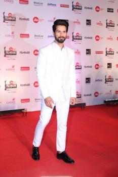 Shahid Kapoor poses for the cameras at 63rd Jio Filmfare Awards 2018 in Mumbai.