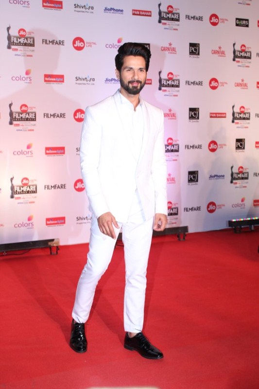 Shahid Kapoor poses for the cameras at 63rd Jio Filmfare Awards 2018 in Mumbai. Shahid Kapoor,Kalki Koechlin,Karan Johar,Madhuri Dixit,63rd Jio Filmfare Awards 2018,Jio Filmfare Awards 2018,Jio Filmfare Awards,Jio Filmfare Awards pics,Jio Filmfare Awards images,Jio Filmfare Awards stills,Jio Filmfare Awards pictures