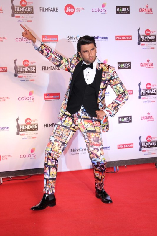 Ranveer Singh poses for the cameras at 63rd Jio Filmfare Awards 2018 in Mumbai. Preity Zinta,Ranveer Singh,Rakul Preet Singh,Sunny Leone,63rd Jio Filmfare Awards 2018,Jio Filmfare Awards 2018,Jio Filmfare Awards,Jio Filmfare Awards pics,Jio Filmfare Awards images,Jio Filmfare Awards stills,Jio Filmfare Awards pictures