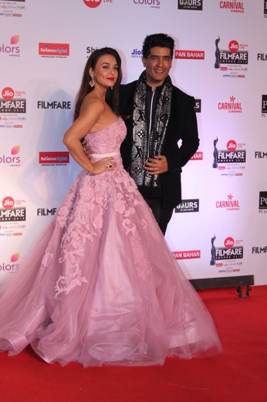 Preity Zinta & Manish Malhotra at 63rd Jio Filmfare Awards 2018 in Mumbai. Preity Zinta,Ranveer Singh,Rakul Preet Singh,Sunny Leone,63rd Jio Filmfare Awards 2018,Jio Filmfare Awards 2018,Jio Filmfare Awards,Jio Filmfare Awards pics,Jio Filmfare Awards images,Jio Filmfare Awards stills,Jio Filmfare Awards pictures