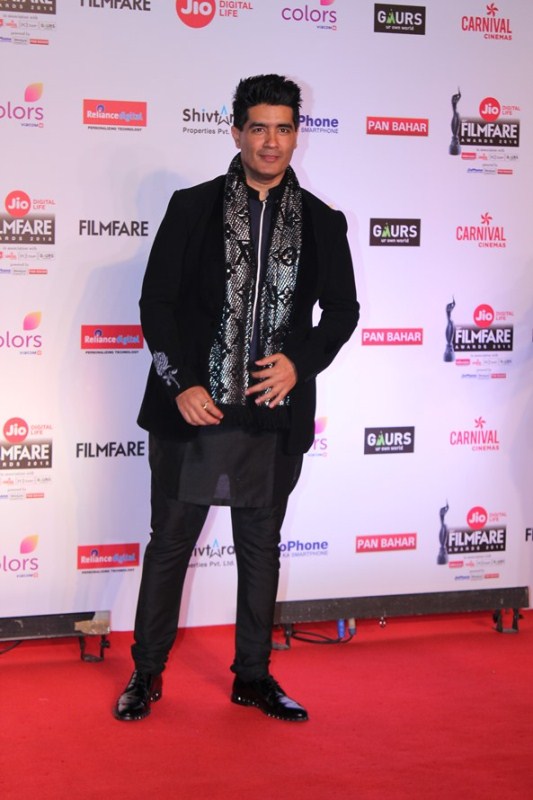 Manish Malhotra poses for the cameras at 63rd Jio Filmfare Awards 2018 in Mumbai. Neha Dhupia,Akshara Haasan,Dia Mirza,Manish Malhotra,63rd Jio Filmfare Awards 2018,Jio Filmfare Awards 2018,Jio Filmfare Awards,Jio Filmfare Awards pics,Jio Filmfare Awards images,Jio Filmfare Awards stills,Jio Filmfare Awards pictures