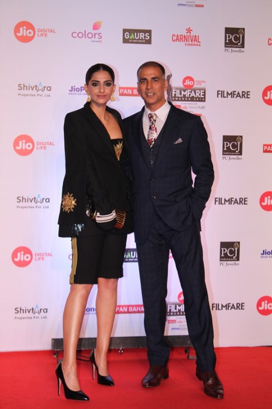 Sonam Kapoor & Akshay Kumar at 63rd Jio Filmfare Awards 2018 in Mumbai. Rajkumar Rao,Sonali Bendre,Ayushmann Khurrana,Rajkummar Rao,63rd Jio Filmfare Awards 2018,Jio Filmfare Awards 2018,Jio Filmfare Awards,Jio Filmfare Awards pics,Jio Filmfare Awards images,Jio Filmfare Awards stills,Jio Filmfare Awards pictures