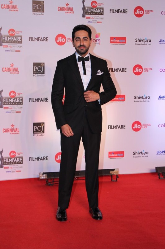 Ayushmann Khurrana poses for the cameras at 63rd Jio Filmfare Awards 2018 in Mumbai. Rajkumar Rao,Sonali Bendre,Ayushmann Khurrana,Rajkummar Rao,63rd Jio Filmfare Awards 2018,Jio Filmfare Awards 2018,Jio Filmfare Awards,Jio Filmfare Awards pics,Jio Filmfare Awards images,Jio Filmfare Awards stills,Jio Filmfare Awards pictures