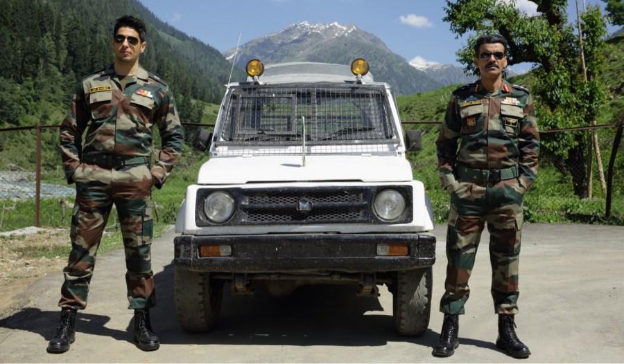 Filmmaker Neeraj Pandey along with Manoj Bajpayee, Sidharth Malhotra, Rakul Preet Singh and Pooja Chopra visited all departments, surveillance areas and learnt how a jawan conducts himself, his duties and protects the border. Aiyaary team,Aiyaary,Neeraj Pandey,Republic Day,BSF jawans,Manoj Bajpayee,Sidharth Malhotra,Rakul Preet Singh