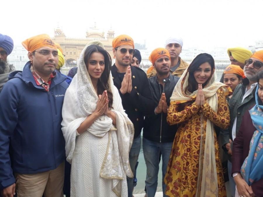 The team sought blessings at the Golden Temple for heir upcoming espionage thriller which is scheduled to release on 9th February. Sidharth Malhotra,Manoj Bajpayee,Rakul Preet Singh,Neeraj Pandey,Aiyaary release,Aiyaary movie release,Aiyaary
