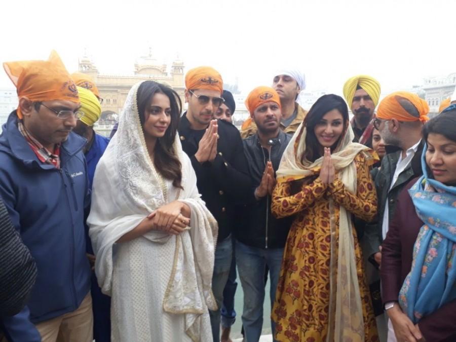 Team Aiyaray had earlier visited the BSF camp at Jaisalmer where they learnt the routine of the Jawans and lived their lives for three days. Sidharth Malhotra,Manoj Bajpayee,Rakul Preet Singh,Neeraj Pandey,Aiyaary release,Aiyaary movie release,Aiyaary