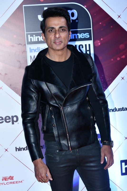 Sonu Sood strikes a pose as he walks the red carpet at the HT India's Most Stylish Awards 2018 Kamal Haasan,Mandira Bedi,Sonu Sood,HT India's Most Stylish Awards 2018,HT India's Most Stylish Awards