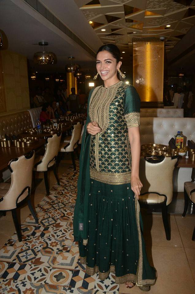Bollywood's leading lady Deepika Padukone celebrated the tremendous box office and critical response garnered by her latest magnum opus Padmaavat while feasting on Rajasthani thali. Ever since the release of Padmaavat film critics from across the country have been showering Deepika with the choicest praises. Deepika Padukone,actress Deepika Padukone,Padmaavat,Padmaavat celebration,Padmaavat sucess,Padmaavat sucess meet