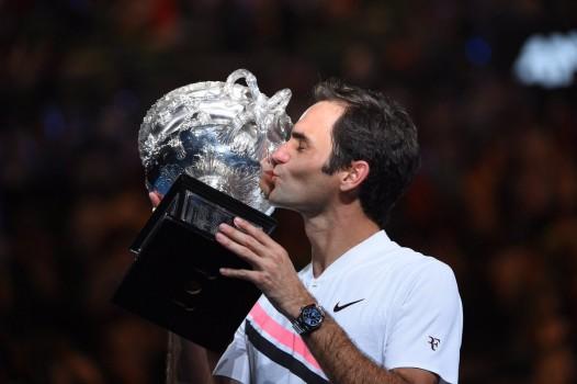 Swiss star Roger Federer on Sunday defeated Croatia's Marin Cilic 2-6, 7-6, 3-6, 6-3, 1-6 to win the men's singles title at the Australian Open tennis here.