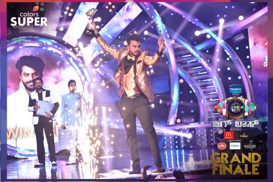 Rapper Chandan Shetty received the winner’s trophy and a cash prize of Rs 50 lakh from Sundeep. Bigg boss kannada 5 winner,bigg boss kannada 5,bb kannada,chandan shetty,bigg boss winner,bigg boss kannada finale,Diwakar,sudeep,bigg boss kannada 5 winner,chandan