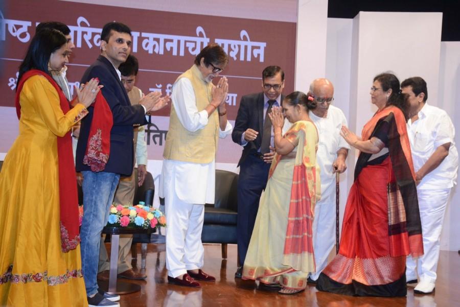 Bollywood megastar Amitabh Bachchan distributed hearing aid kits among some hearing impaired persons at a charity function he attended on Sunday evening. Amitabh Bachchan,actor Amitabh Bachchan,Amitabh Bachchan interacts with beneficiaries kids