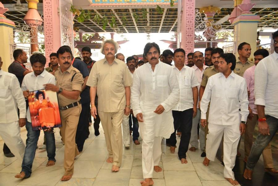 Pawan, who himself plans to contest from Andhra Pradesh, chose Kodangattu to launch his political campaign as it was here that he had a narrow escape during campaigning in the 2009 elections. Pawan Kalyan,actor Pawan Kalyan,Pawan Kalyan visits Prasanthi Mandir,Pawan Kalyan visits Puttaparthi,Pawan Kalyan at Puttaparthi