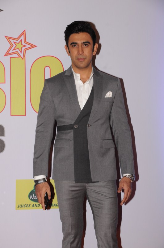 Amit Sadh poses for photographers on his arrival at the 10th Mirchi Music Awards 2018 Rohit Shetty,Aditi Govitrikar,Gauhar Khan,Abhijeet Sawant,Amit Sadh,Lopamudra Raut,Kartik Aaryan,Mirchi Music Awards 2018,Mirchi Music Awards,celebs at Mirchi Music Awards