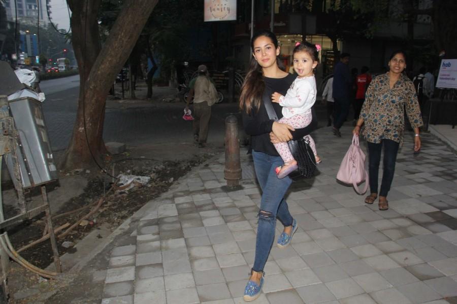 Misha Kapoor's day out with mother Mira Rajput. Mira Rajput,Mira Rajput daughter Misha,misha kapoor,Misha Kapoor pics,Shahid Kapoor