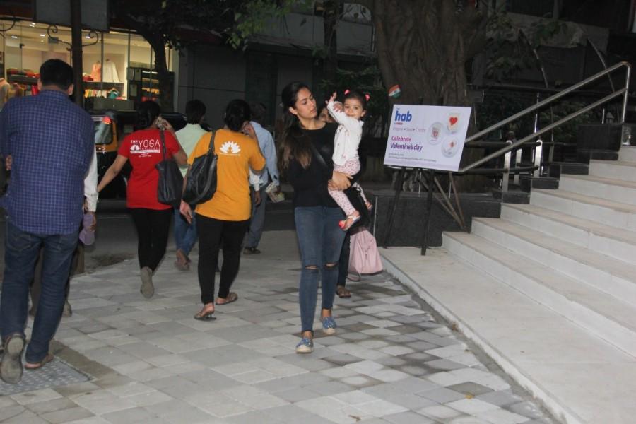 Shahid Kapoor wife Mira Rajput with daughter Misha spotted at Bandra on 29th Jan. Mira Rajput,Mira Rajput daughter Misha,misha kapoor,Misha Kapoor pics,Shahid Kapoor