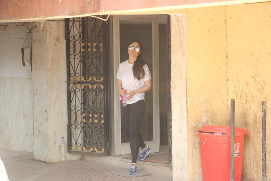 Kareena Kapoor Khan was spotted coming out of her gym post her workout session in Mumbai. Kareena Kapoor Khan,Kareena Kapoor,Kareena Kapoor at gym,Kareena Kapoor Khan at gym,Kareena Kapoor Khan latest pics,Kareena Kapoor Khan latest imagesss,Kareena Kapoor Khan latest stills,Kareena Kapoor Khan latest pictures,Kareena Kapoor Khan latest photos