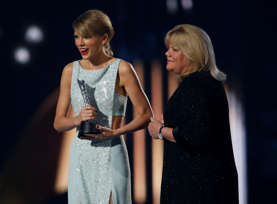 Taylor Swift accepts the Milestone Award from her mother Andrea at the 50th Annual Academy of Country Music Awards ACM awards 2015,Annual Academy of Country Music Awards,Taylor Swift,Luke Bryan,Miranda Lambert,music awards,singers,19 April,photos