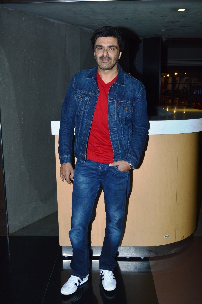 Samir Soni gets clicked on his arrival at Kuchh Bheege Alfaaz special screening. Swara Bhaskar,Sanjay Suri,Samir Soni,Padmavati Fame Anupriya Goenka,producers Ramesh Taurani,Vikas Gupta,Kuchh Bheege Alfaaz,Kuchh Bheege Alfaaz special screening,Kuchh Bheege Alfaaz special screening pics,Kuchh Bheege Alfaaz special screening images,Kuch